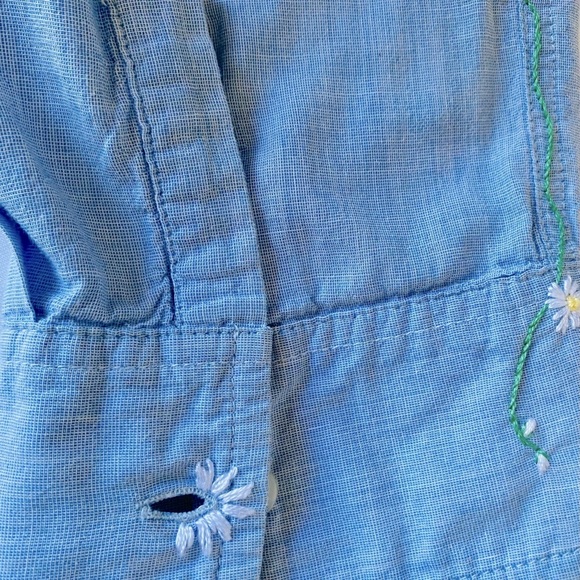 Hand embroidered daisy vine Gap light blue long sleeve shirt. Size M - Picture 6 of 7